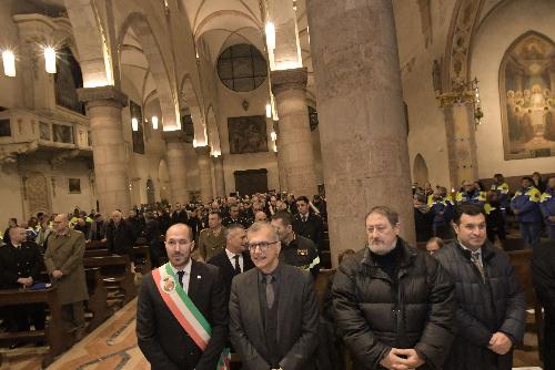 Il sindaco di Gemona Roberto Revelant, il presidente del Consiglio regionale Piero Mauro Zanin, il prefetto di Udine Angelo Ciuni e il consigliere regionale Franco Iacop al trigesimo in memoria di Zamberletti nel duomo di Gemona